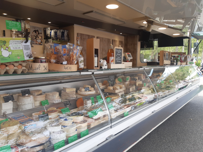 La vitrine de notre camion-fromagerie