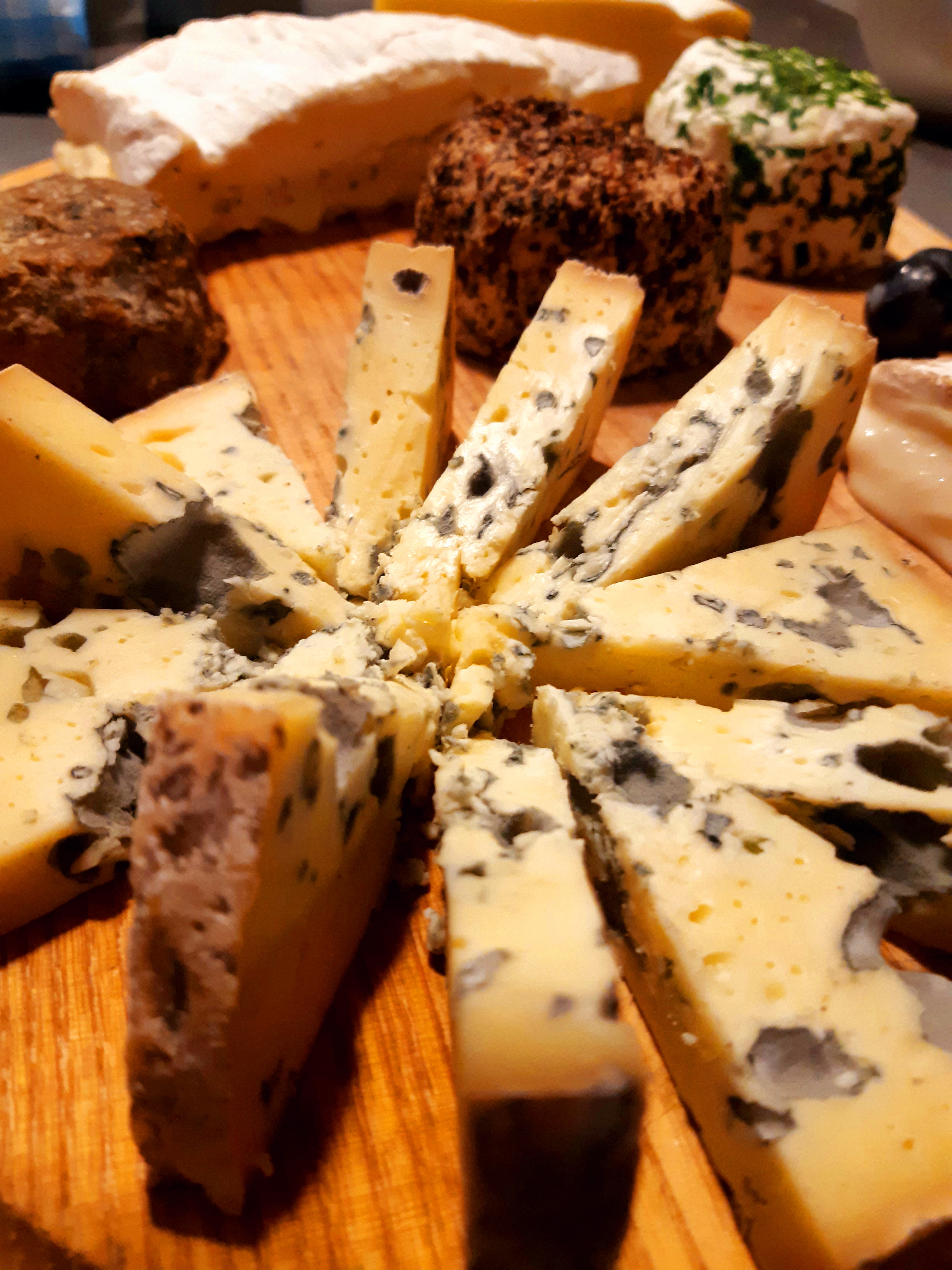 Plateau de fromages et fruits frais